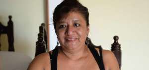 Jobita L&oacute;pez, fue afectada por el terremoto del pasado 16 de abril. Ella es una de las primeras beneficiarias de las nuevas casas entregadas por el Miduvi a los damnificados del terremoto.