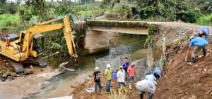 Santo Domingo de los Ts&aacute;chilas refuerza el puente del r&iacute;o Cusupe