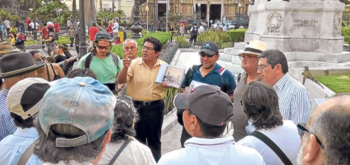 Juan Ullauri (con gafas y camiseta azul) convoc&oacute; a seguidores de su p&aacute;gina de Facebook para compartir fotograf&iacute;as e historias antiguas del parque Seminario. Foto: David Guerrero / El Tel&eacute;grafo
