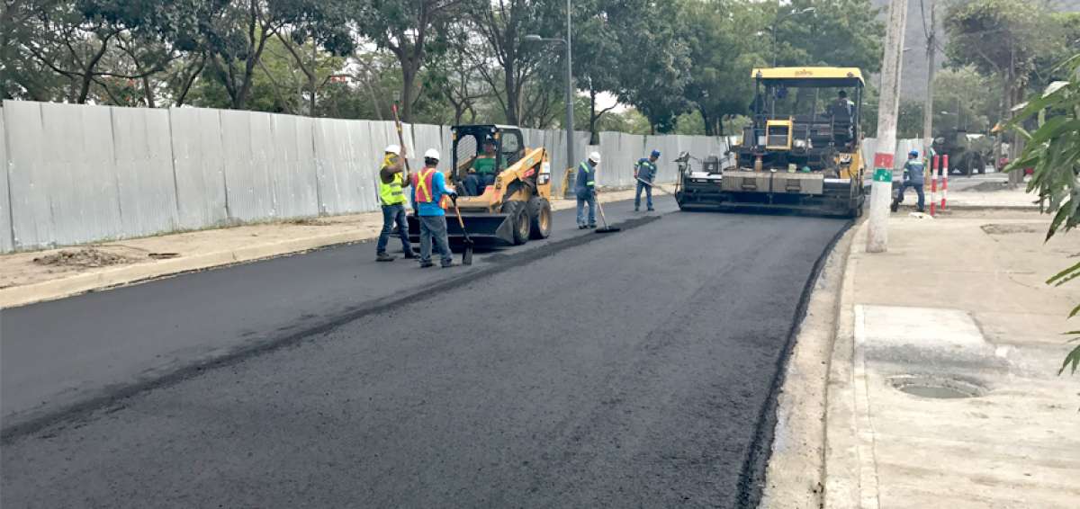 Los trabajos en las calles de la capital se cumplen tras acuerdo de cogesti&oacute;n entre el Municipio y el Gobierno Provincial de Manab&iacute;.