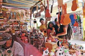 Esta iniciativa comercial convoca cada a&ntilde;o a cientos de ambate&ntilde;os y, por supuesto, a turistas que valoran los art&iacute;culos elaborados por los artesanos. Los precios son accesibles. Foto: Roberto Ch&aacute;vez