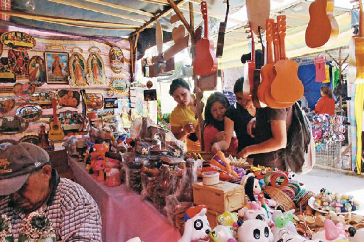 Esta iniciativa comercial convoca cada a&ntilde;o a cientos de ambate&ntilde;os y, por supuesto, a turistas que valoran los art&iacute;culos elaborados por los artesanos. Los precios son accesibles. Foto: Roberto Ch&aacute;vez
