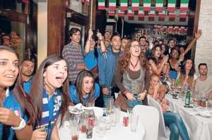 Hinchas italianos residentes en Inglaterra festejan uno de los dos goles que le marc&oacute; su selecci&oacute;n a Inglaterra el s&aacute;bado pasado en Manaos (Brasil). Foto: EFE.