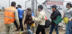 Decenas de personas siguen acudiendo al campamento instalado por el consorcio Acciona-Odebrecht en el sector de Quitumbe, al sur de la capital.