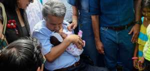 Por varios minutos le fue dif&iacute;cil avanzar al exvicepresidente Len&iacute;n Moreno, debido a que las personas paraban su recorrido para saludarlo. &Eacute;l los escuchaba.