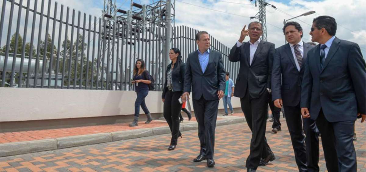 C&eacute;sar Regalado (izq.), gerente de CNT; el vicepresidente de la Rep&uacute;blica (centro) y Rafael Poveda, ministro de Sectores Estrat&eacute;gicos recorren instalaciones.