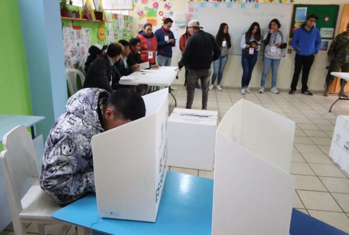 Durante la votación en Calacalí.