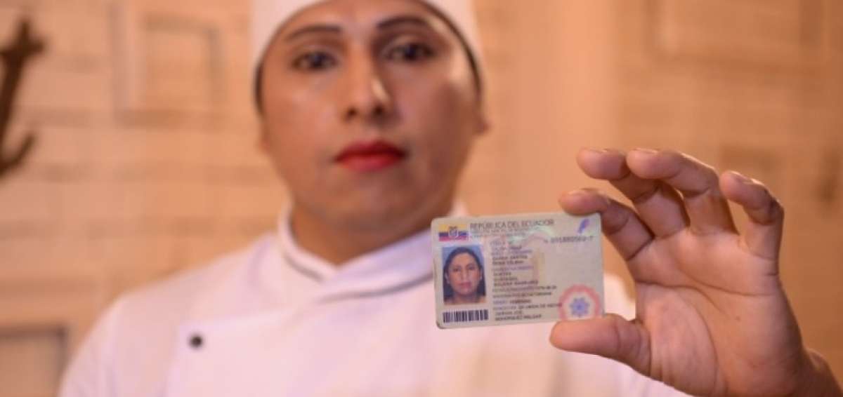 Reina Garc&iacute;a muestra su c&eacute;dula de identidad, documento que decidi&oacute; renovar al aprobarse el cambio de la palabra sexo por g&eacute;nero. 