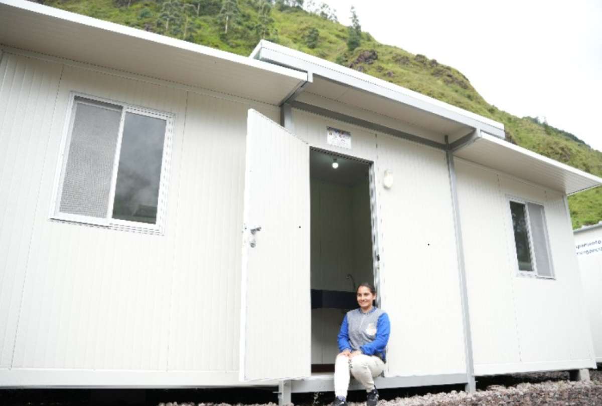 15 familias afectadas en Baños reciben módulos de viviendas temporales