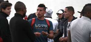 El delantero Juan Carlos Villacr&eacute;s (centro) conversa con otros jugadores de Clan Juvenil, en las afueras del estadio_de Liga, al que no los dejaron entrar. 