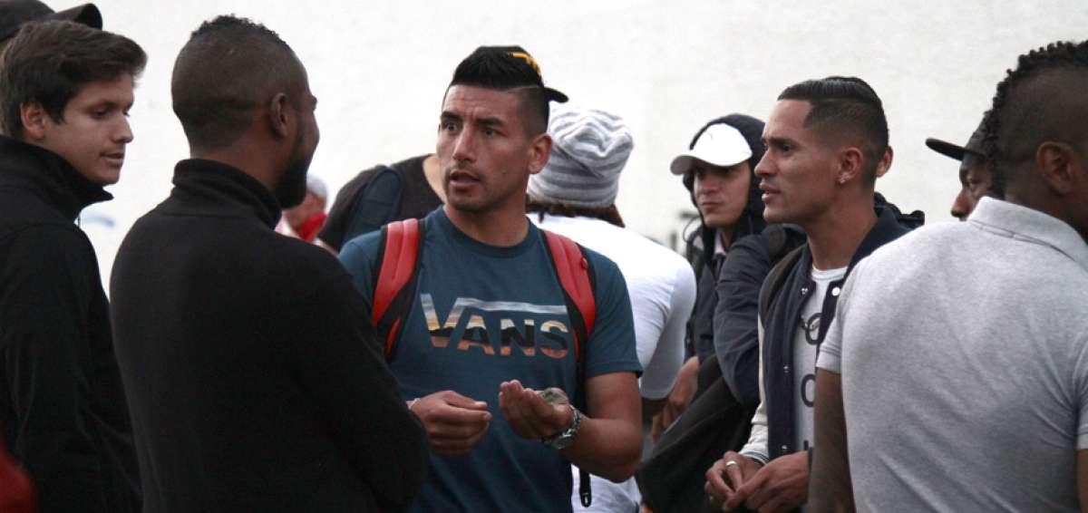 El delantero Juan Carlos Villacr&eacute;s (centro) conversa con otros jugadores de Clan Juvenil, en las afueras del estadio_de Liga, al que no los dejaron entrar. 