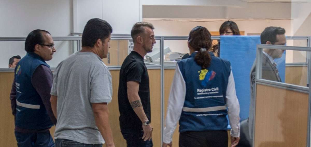 Dami&aacute;n D&iacute;az ya sac&oacute; su c&eacute;dula de ciudadan&iacute;a ecuatoriana
