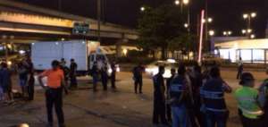 Personal policial en el Cuartel 5 de bomberos.