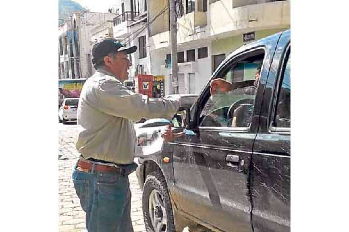 Diario El TEL&Eacute;GRAFO llega a Gualaceo con gran aceptaci&oacute;n