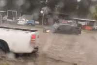 Usuarios de redes sociales reportan acumulación de agua de lluvia y tráfico en la Ruta Viva.