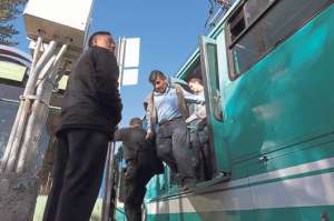 La saturaci&oacute;n de las unidades es tal en las horas pico, que los conductores optan por abrir todas las puertas al mismo tiempo, dificultando el descenso. Foto: John Guevara/ El Tel&eacute;grafo