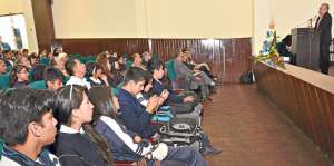 Los estudiantes que forman parte del Taller de Periodismo estuvieron presentes en la Universidad de Cuenca. Foto: Jose L&uacute;is Llivisaca