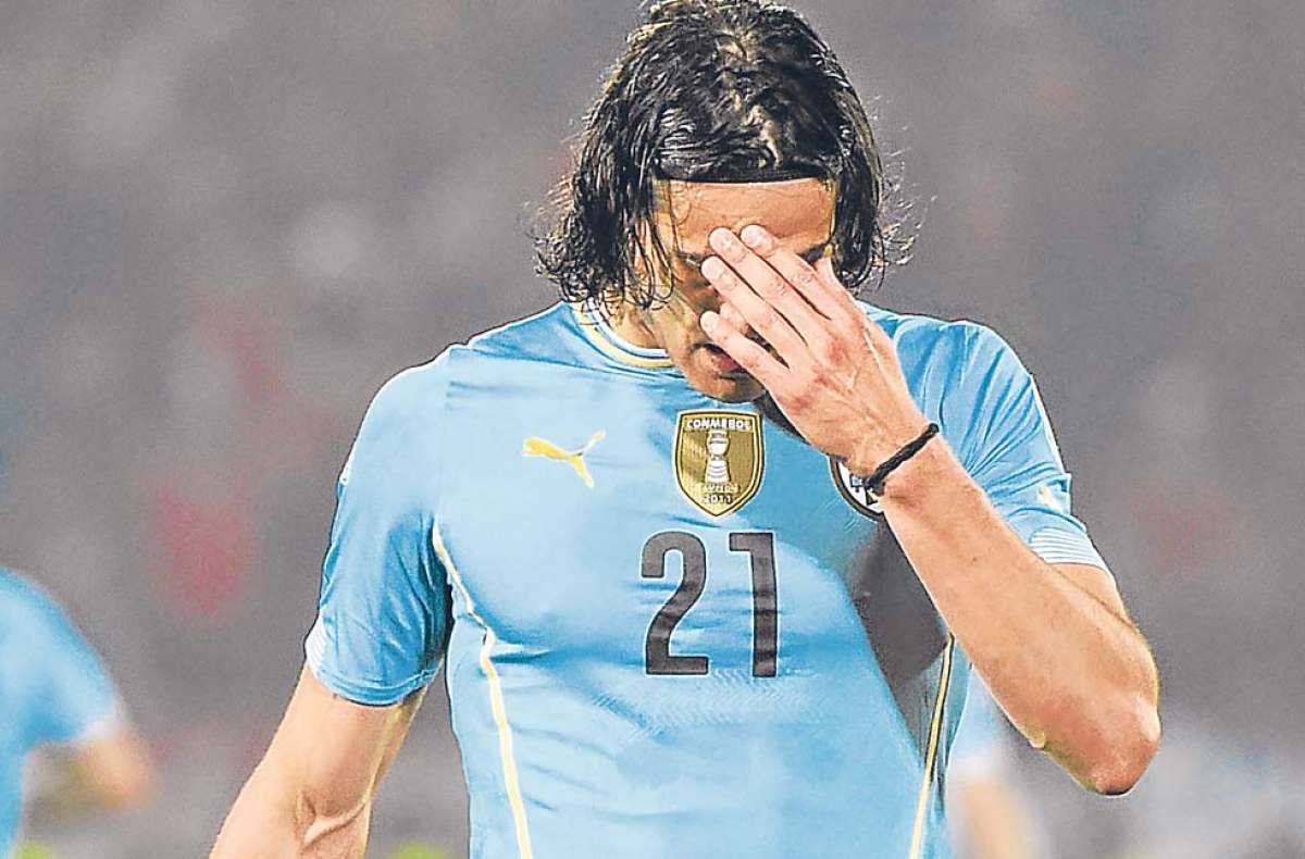 Edinson Cavani en el momento en que se retira expulsado de la cancha. Foto: AFP