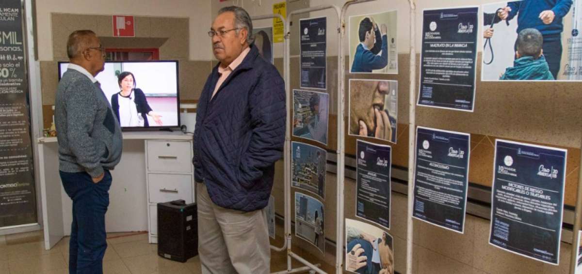 La muestra se coloc&oacute; en los pasillos del hospital. 