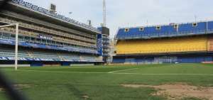 El estadio de Boca Juniors visto desde las generales. All&iacute; se observa la zona nueva de palcos preferenciales y suites que fue remodelada en 1996. Adem&aacute;s, al fondo, se ve la zona asignada para la hinchada visitante.
