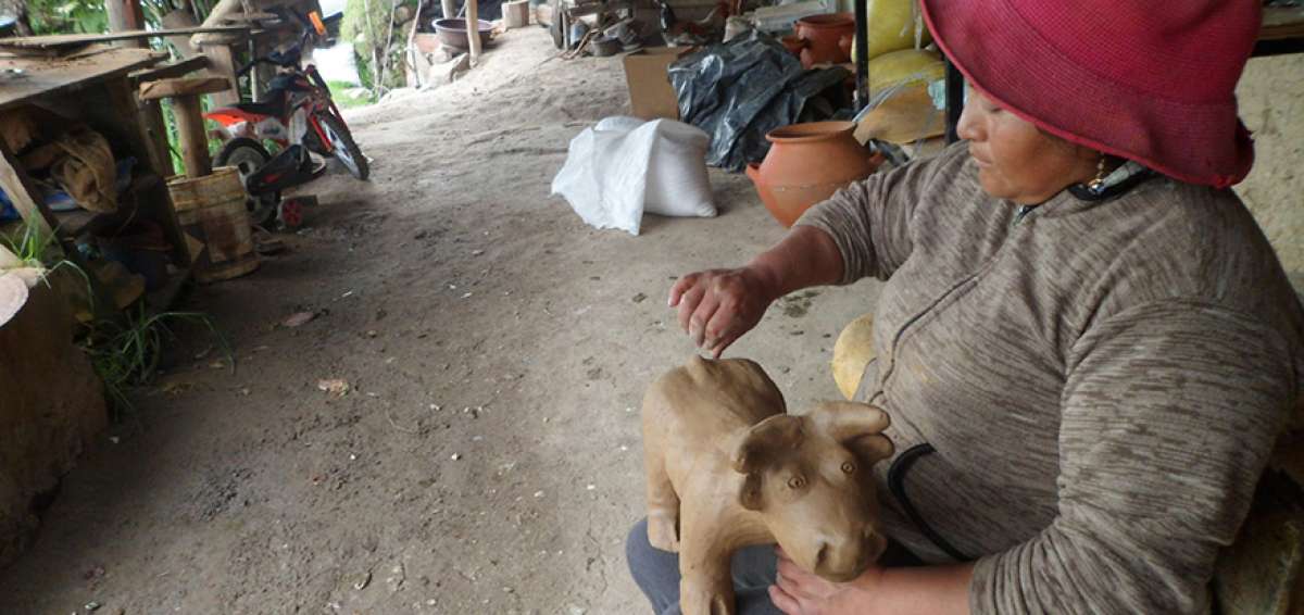 Las alfareras de Jatumpamba, Pacchapamba y Olleros producen ollas, c&aacute;ntaros para fermentar la chicha y tinajas para guardar granos.