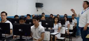 Estudiantes de tercer a&ntilde;o de bachillerato recibieron una capacitaci&oacute;n por parte de analistas del Ineval.