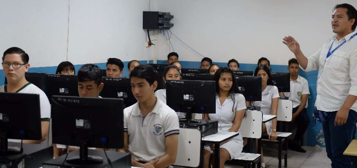 Estudiantes de tercer a&ntilde;o de bachillerato recibieron una capacitaci&oacute;n por parte de analistas del Ineval.