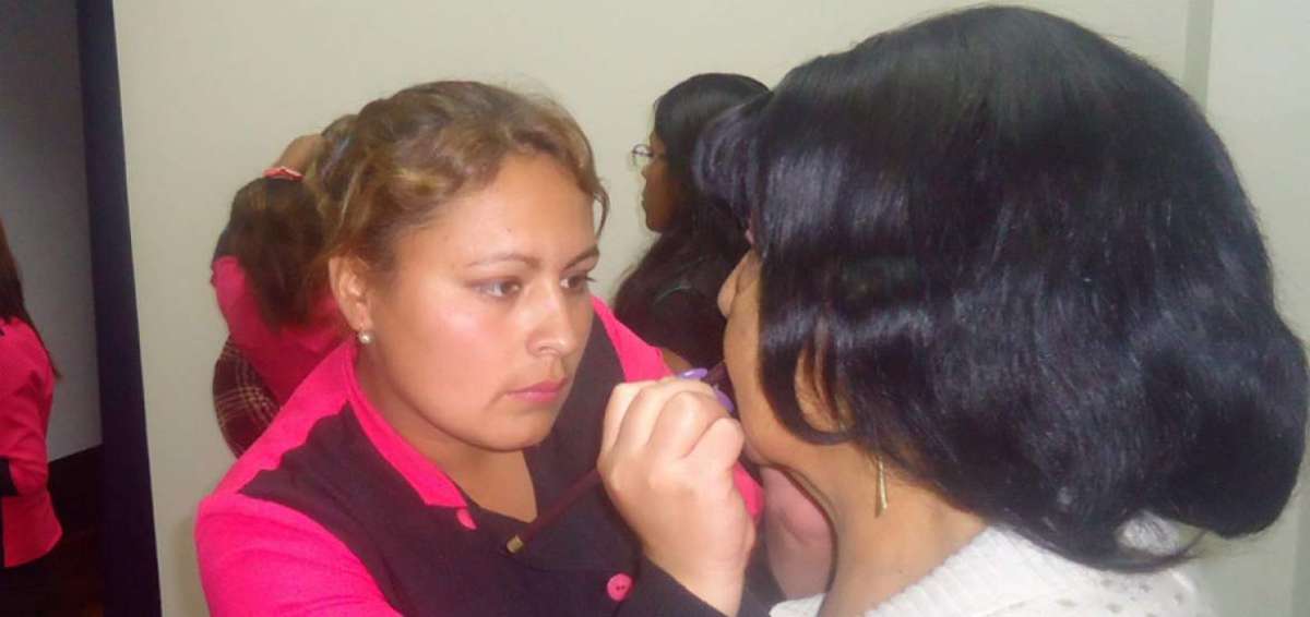 Enfermas de c&aacute;ncer reciben pelucas