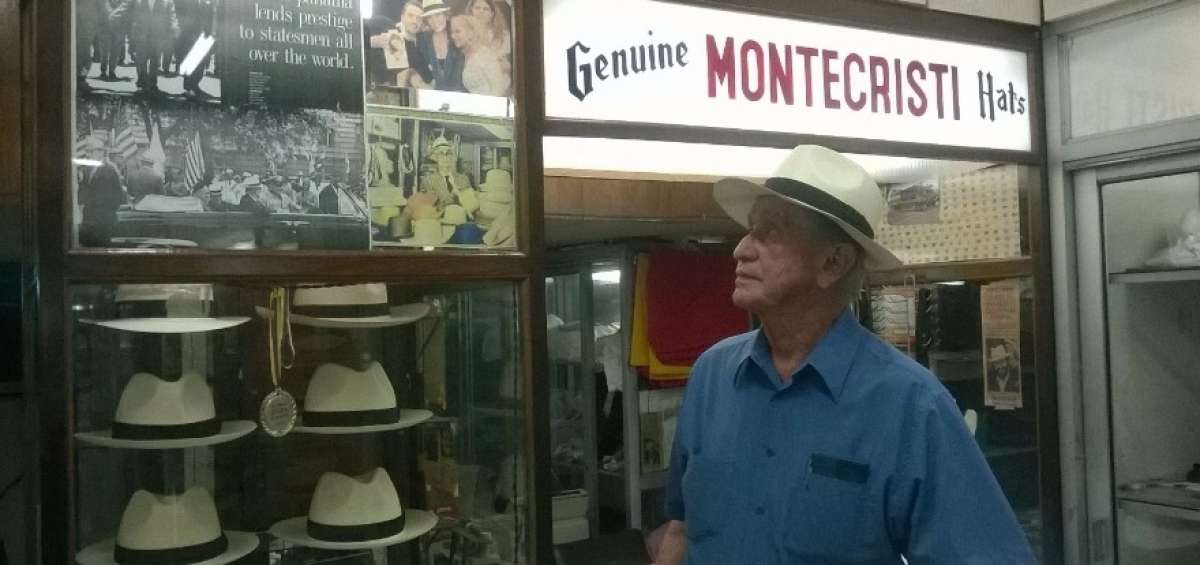 Jouberth Barber&aacute;n V&eacute;lez vende los sombreros a turistas nacionales y extranjeros.