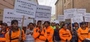 Delegados del sector de la construcci&oacute;n marcharon esta tarde hasta Carondelet para pedir la derogatoria de la Ley de Plusval&iacute;a.