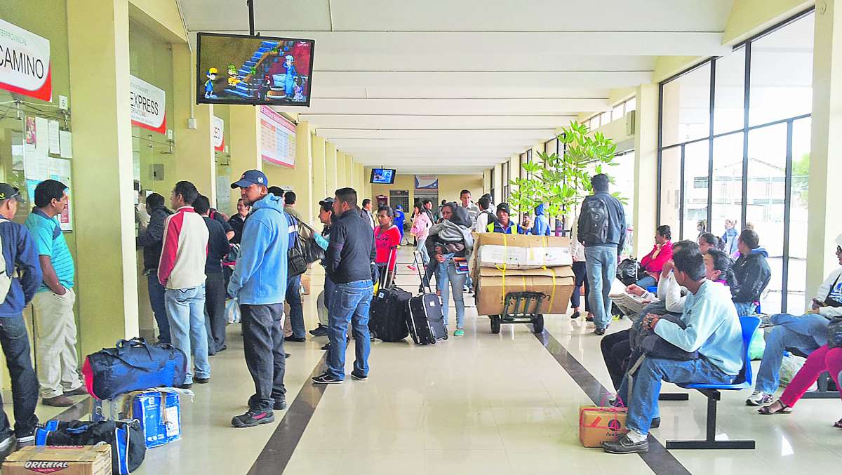 Los visitantes acudieron muy temprano a la terminal ambate&ntilde;a, para partir hacia sus sitios de origen en la Sierra centro, Costa y Amazon&iacute;a. Foto: Carlos Novoa│ El Tel&eacute;grafo