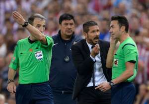 Diego Simeone (c.) fue expulsado al minuto 25 por manotear en la espalda al cuarto &aacute;rbitro del partido. Foto: AFP