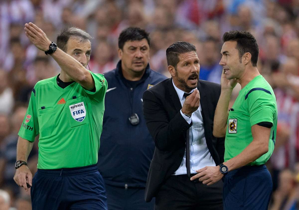 Diego Simeone (c.) fue expulsado al minuto 25 por manotear en la espalda al cuarto &aacute;rbitro del partido. Foto: AFP