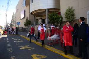 En los alrededores de un centro comercial, al norte de Quito, los ciudadanos salen con sus compras. Foto: Karina Acosta / El Tel&eacute;grafo 