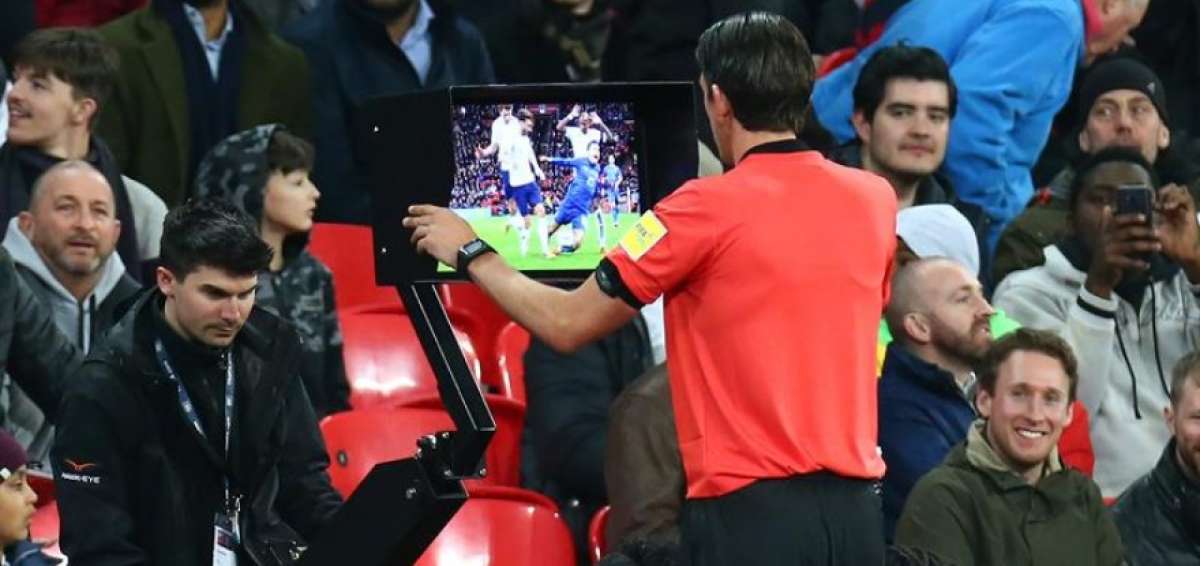 Italia evit&oacute; el triunfo de Inglaterra con un penal pitado por el VAR