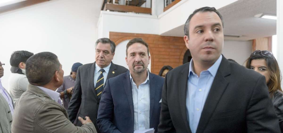 Guillermo Celi (d) y C&eacute;sar Monge (c) presidentes de SUMA y CREO, iniciaron ayer en Quito los di&aacute;logos pol&iacute;ticos.