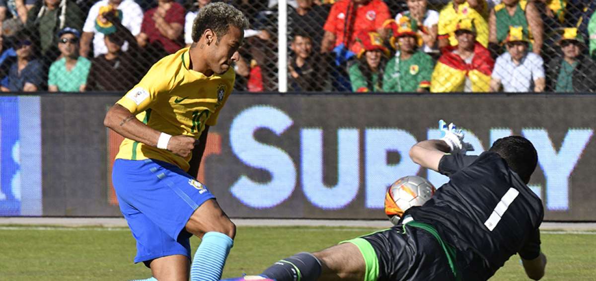 El golero boliviano Carlos Lampe (der.) gan&oacute; el duelo ante Neymar durante el cotejo de hoy.