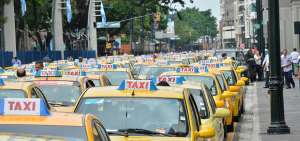 En el Malec&oacute;n Sim&oacute;n Bol&iacute;var, de Guayaquil, los taxistas agremiados bloquearon la circulaci&oacute;n vehicular por lo que el gobernador de Guayas, Ra&uacute;l Ledesma, se neg&oacute; a dialogar con los dirigentes.