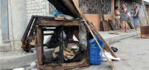 Escombros de enseres incendiados por drogadictos se acumulan ante las cr&iacute;ticas de los vecinos por la inseguridad que hay en Socio Vivienda 2.