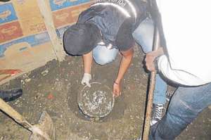 Agentes hallaron varios objetos enterrados en caletas de 1,5 metros de profundidad. Foto: Dayse Pico | para El Tel&eacute;grafo