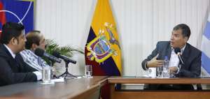El presidente Rafael Correa fue entrevistado por tres locutores de AER Guayas, la ma&ntilde;ana de ayer.