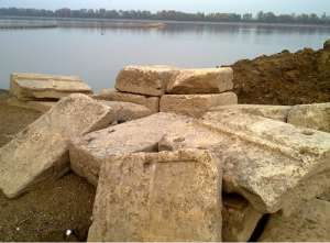 Imagen de piezas de m&aacute;rmol encontradas en una tumba de la &eacute;poca de Alejandro Magno (356-323 AC) en Anf&iacute;polis. Foto: AFP