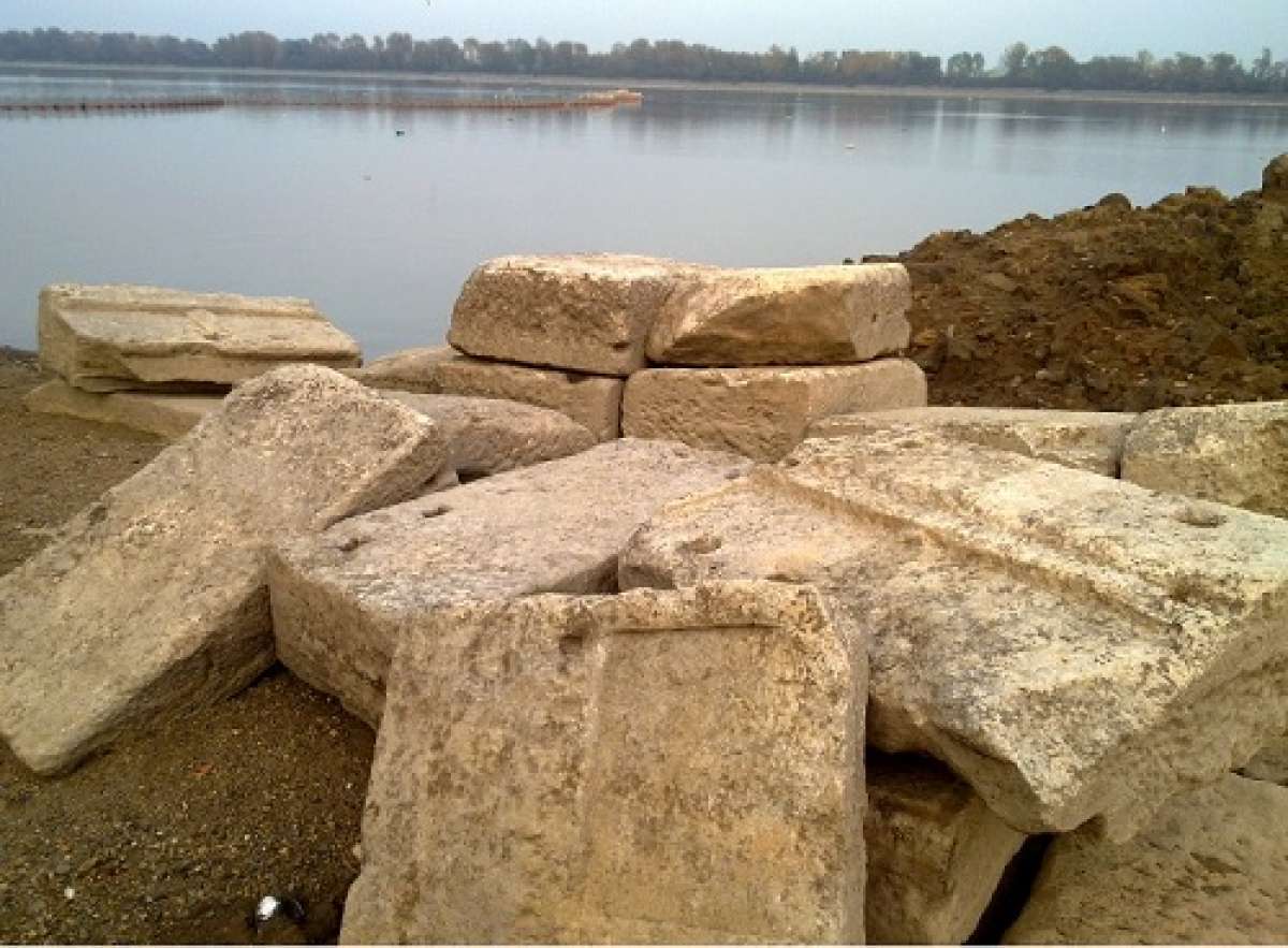 Imagen de piezas de m&aacute;rmol encontradas en una tumba de la &eacute;poca de Alejandro Magno (356-323 AC) en Anf&iacute;polis. Foto: AFP
