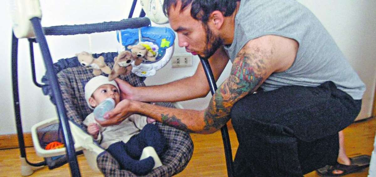 La paternidad siempre se ha proyectado en relaci&oacute;n con la maternidad. Aunque comparte la funci&oacute;n de autoridad, se explica por medio de un rol diferenciador y complementario que permite la reproducci&oacute;n de la familia. 