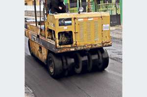 Se asfaltaron v&iacute;as en donde se realizaron trabajos de alcantarillado