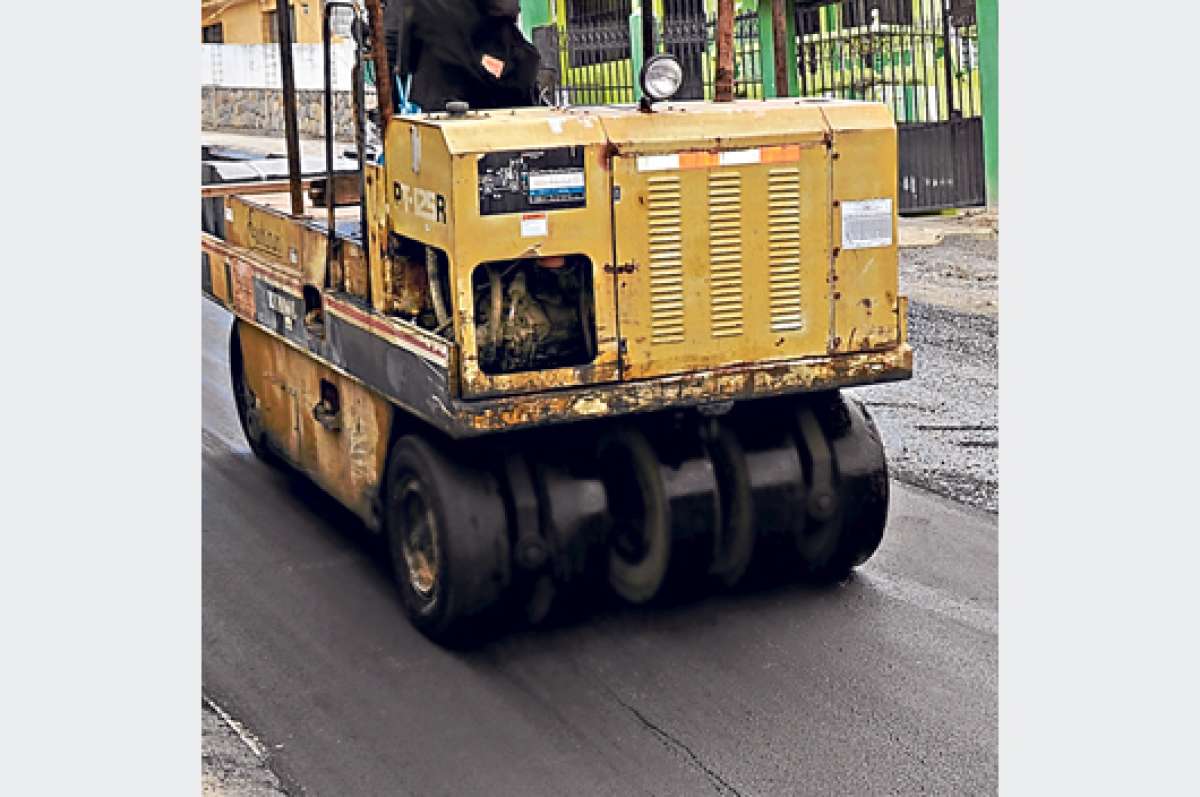 Se asfaltaron v&iacute;as en donde se realizaron trabajos de alcantarillado