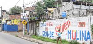 En la entrada al cerro Las Cabras, de la ciudad de Duran, es com&uacute;n ver anuncios de varias organizaciones pol&iacute;ticas promocionando a sus candidatos.