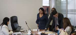 La presidenta de la Comisi&oacute;n de Justicia, Ximena Pe&ntilde;a (negro) asegura que el tr&aacute;mite legislativo est&aacute; por concluir.