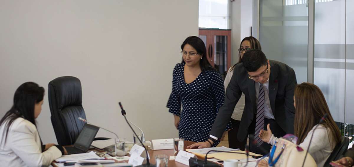 La presidenta de la Comisi&oacute;n de Justicia, Ximena Pe&ntilde;a (negro) asegura que el tr&aacute;mite legislativo est&aacute; por concluir.