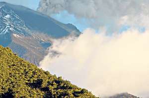 La parte occidental del cr&aacute;ter del volc&aacute;n Tungurahua puede ser vista desde zonas altas del cant&oacute;n Ba&ntilde;os de Agua Santa, Pelileo y Patate. Foto: Archivo